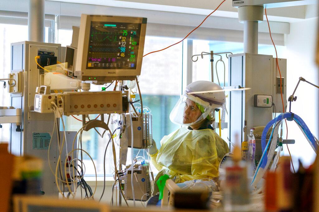 A nurse checks the monitors while tending to a patient at a hospital in Portland, Oregon, Aug 19. Photo: AP