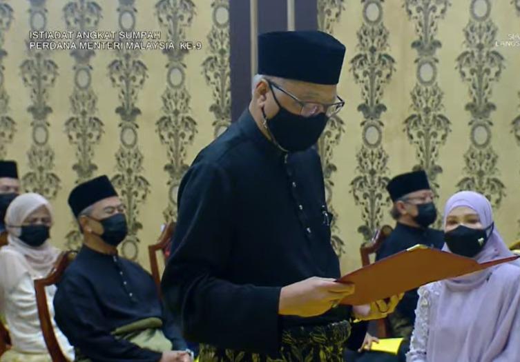 Ismail Sabri mengangkat sumpah sebagai perdana menteri di hadapan Yang di-Pertuan Agong dan disaksikan bekas perdana menteri Muhyiddin Yassin.