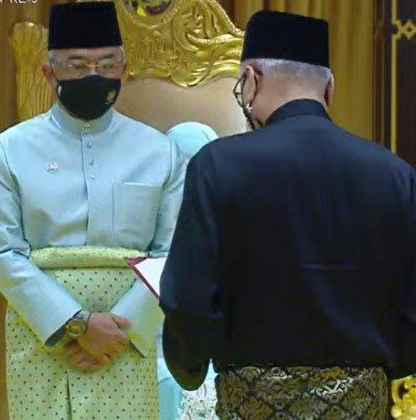 Ismail Sabri membaca sumpah pelantikannya sebagai perdana menteri di hadapan Yang di-Pertuan Agong.