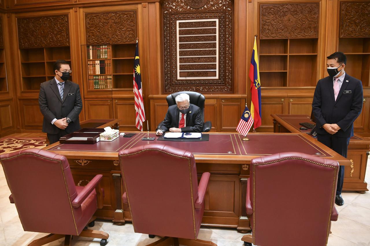 Prime Minister Ismail Sabri Yaakob at the Prime Minister's Office in Perdana Putra, flanked by Chief Secretary to the Government Mohd Zuki Ali and Public Service director-general Mohd Khairul Adib Abd Rahman. Photo: Bernama