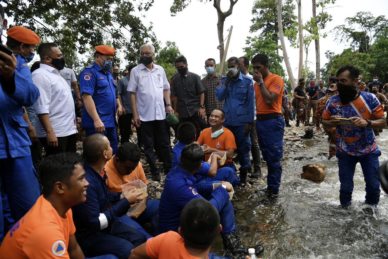 Prime Minister Ismail Sabri Yaakob inspects a flood-hit area in Yan, Kedah, today. Photo: Bernama