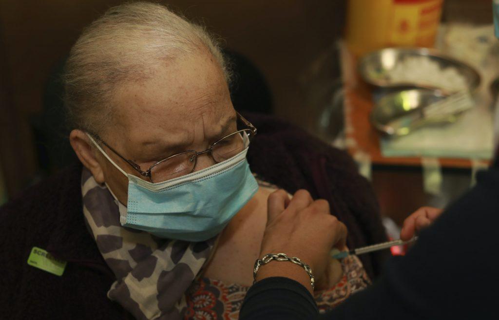Seorang warga emas menerima vaksinasi dos pertama Pfizer di Hospital Karl Bremer, Cape Town, Afrika Selatan. Gambar: AP