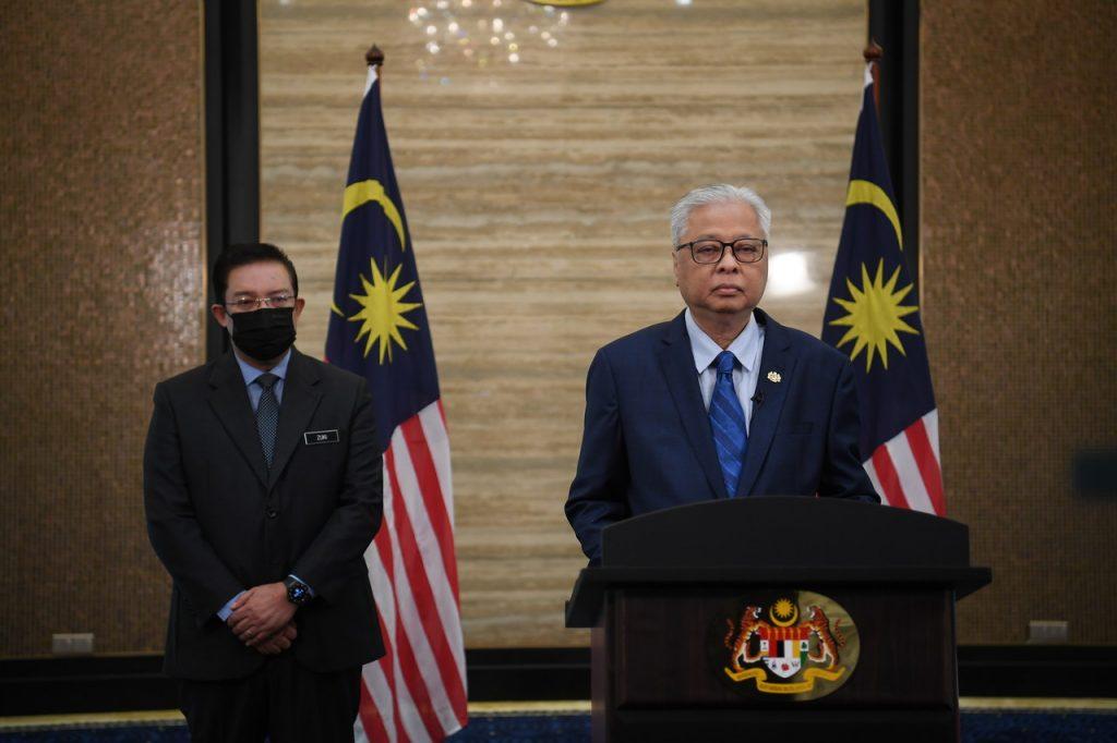 Perdana Menteri Ismail Sabri Yaakob ditemani Ketua Setiausaha Negara Mohd Zuki Ali ketika pengumuman Kabinet hari ini. Gambar: Bernama