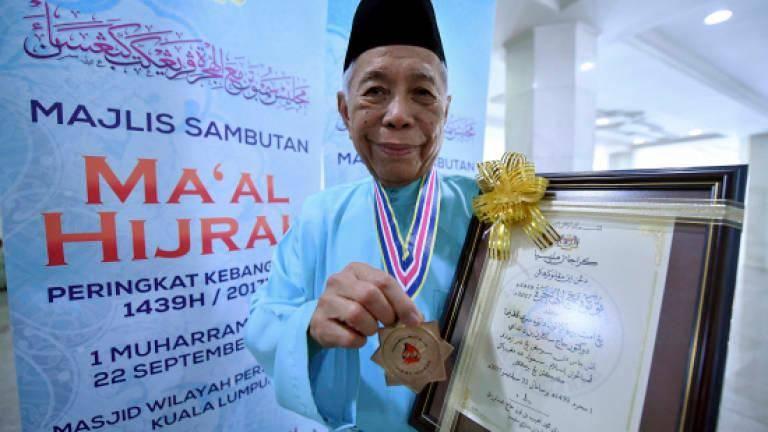 Former Sabah governor Sakaran Dandai with his medal and certificate for the National Tokoh Maal Hijrah Award 2017 in Kuala Lumpur, Sept 22, 2017. Photo: Bernama