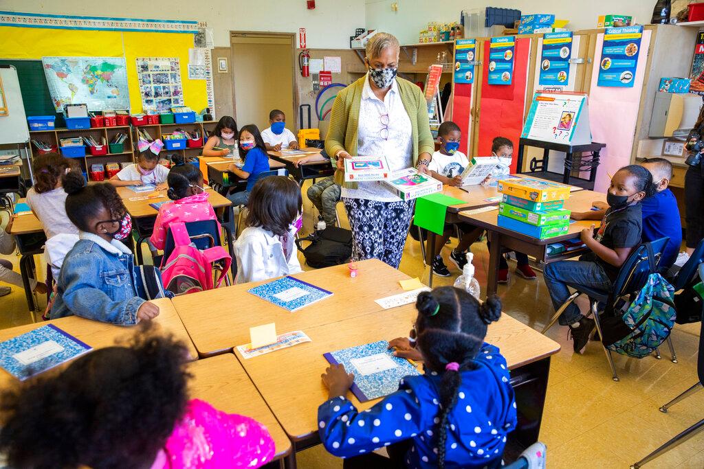 A teacher instructs her students at an elementary school in Oakland, California, Aug 11. Photo: AP
