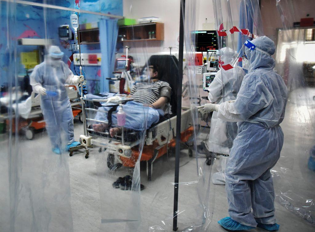 Petugas kesihatan memakai pakaian pelindung diri PPE di ketika merawat pesakit Covid-19 di Hospital Nukleus, Labuan. Gambar: Bernama