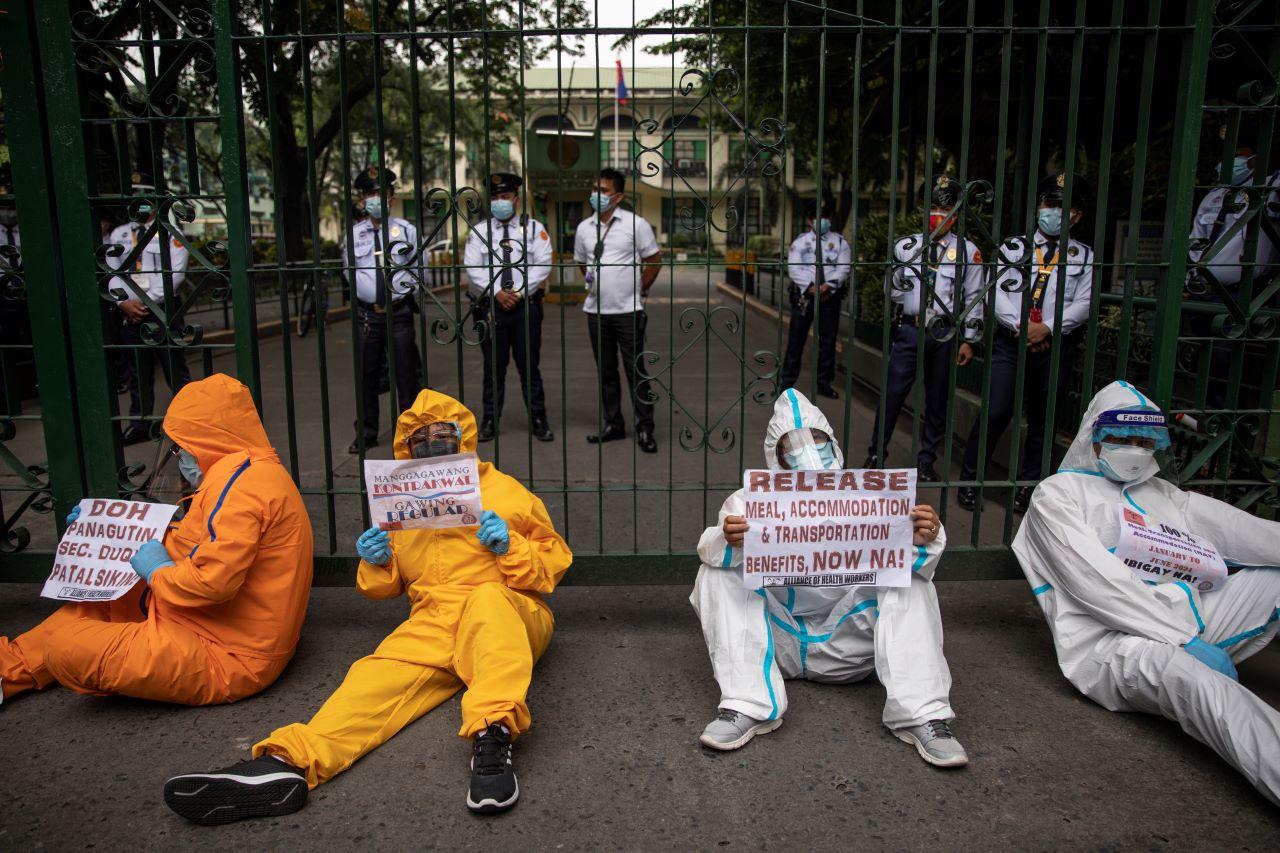Healthcare workers hold a protest outside the Philippines' Department of Health, demanding better wages and benefits amid rising coronavirus disease infections, in Manila, Philippines, Sept 1. Photo: Reuters