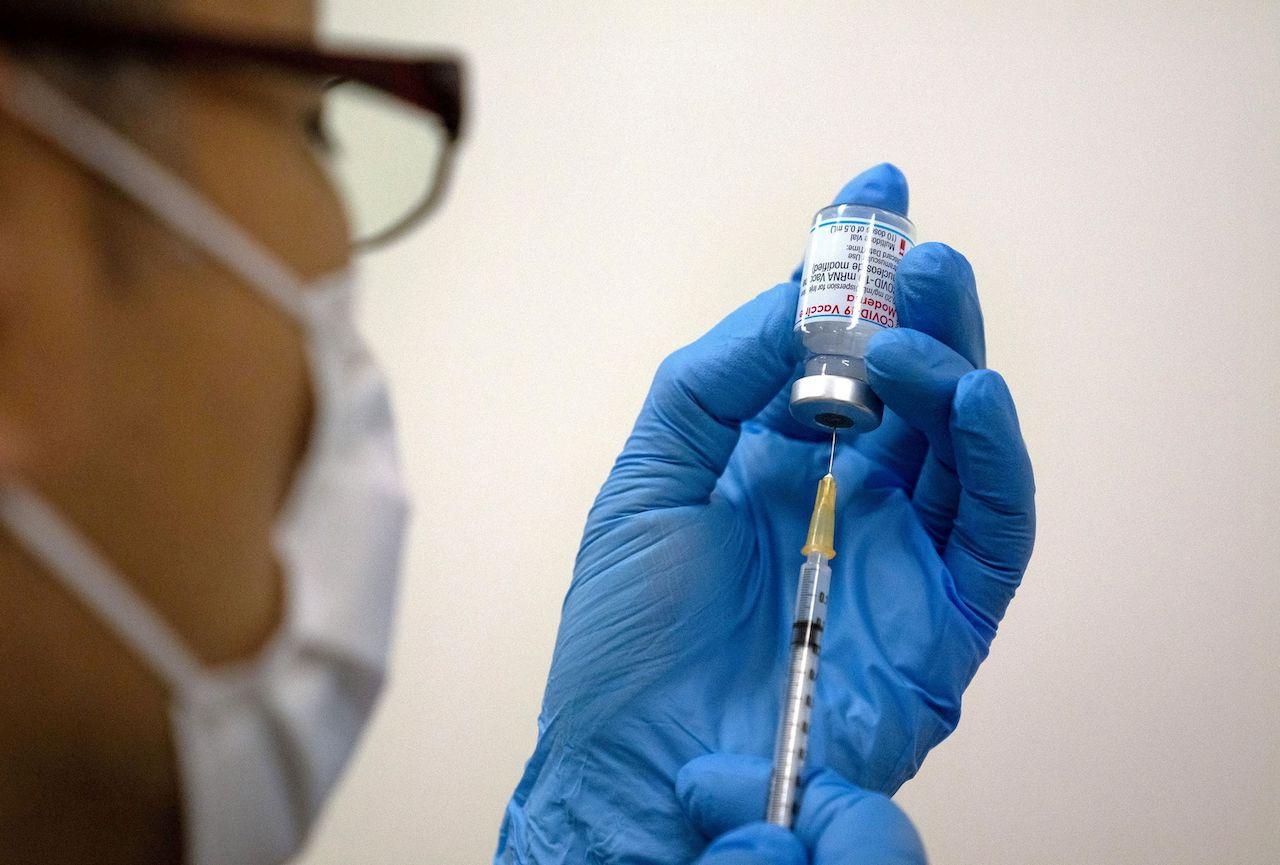 A medical staff prepares a syringe of Moderna vaccine to be administered at a vaccination centre in Tokyo, Japan, May 24. Photo: Reuters
