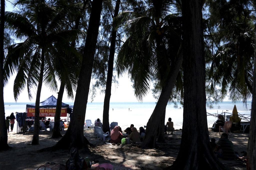 Keluarga menikmati pemandangan Pantai Tanjung Biru di Port Dickson, Negeri Sembilan. Negeri Sembilan akan beralih ke Fasa Tiga Pelan Pemulihan Negara. Gambar: Bernama