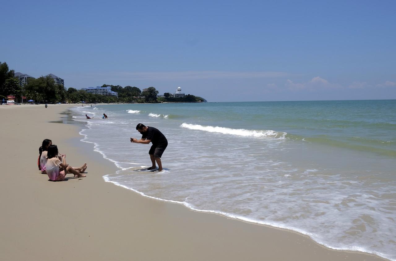 Families enjoy a day at the beach at Pantai Tanjung Biru in Port Dickson, Negeri Sembilan. Negeri Sembilan will soon transition to the third phase of the National Recovery Plan. Photo: Bernama