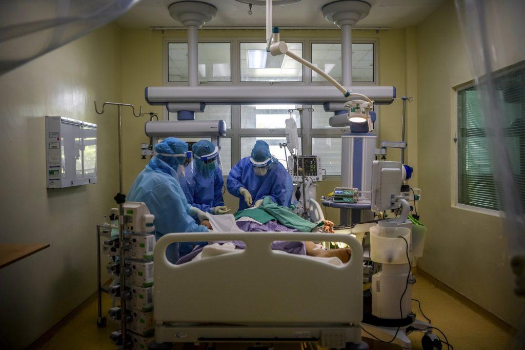 Medical workers tend to a Covid-19 patient at the ICU ward of Hospital Enche' Besar Hajjah Khalsom in Kluang, Johor. Photo: Bernama