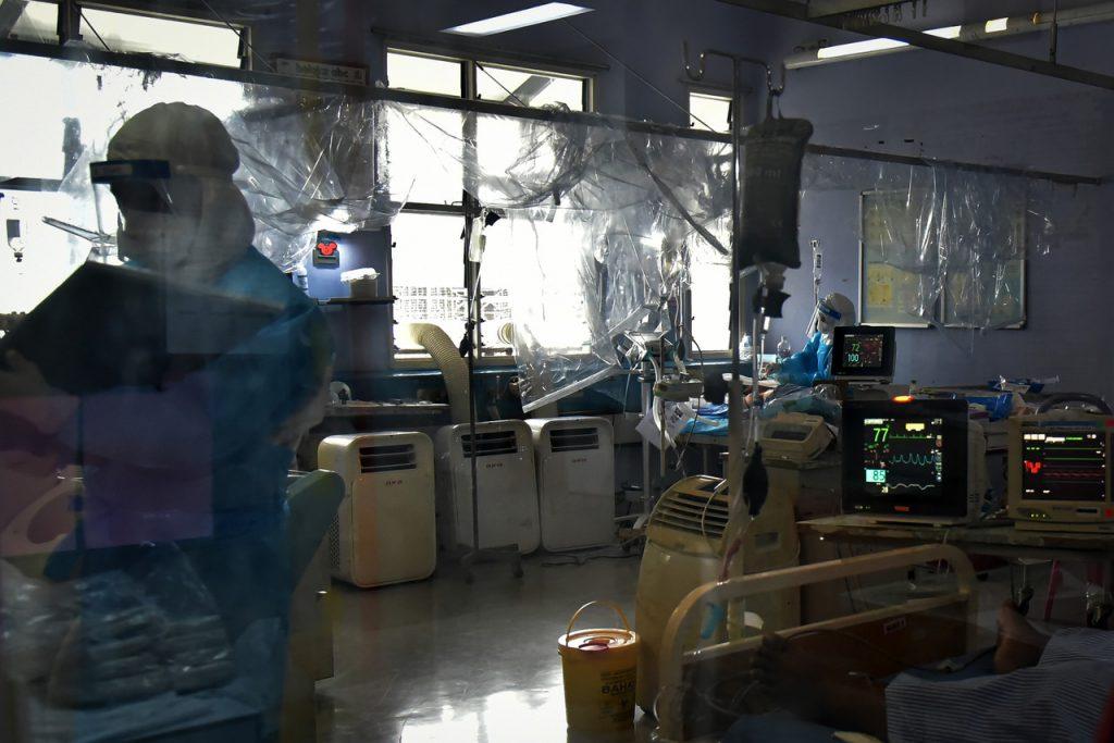 Suasana wad ICU di Hospital Labuan. Beberapa negeri mencatat penggunaan katil ICU melebihi 90% ketika ini. Gambar: Bernama