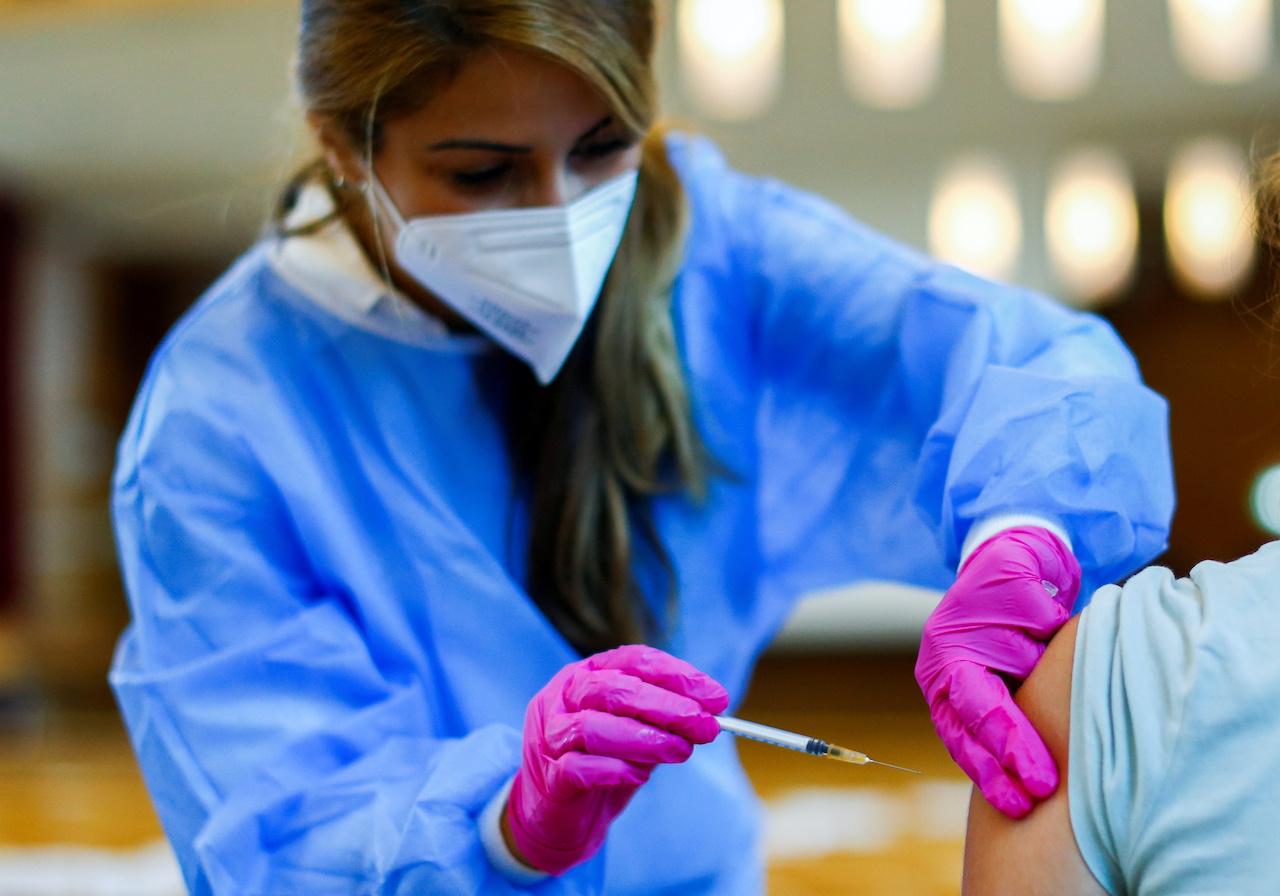 A medical worker administers a dose of Pfizer vaccine in Dusseldorf, Germany, Aug 27. Photo: Reuters