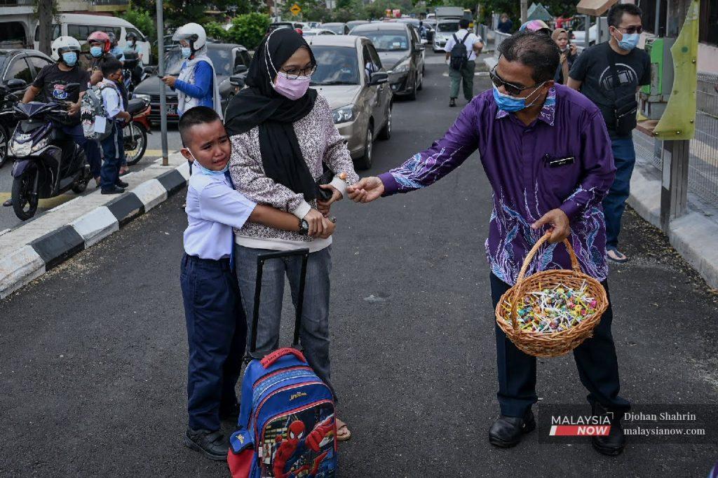 Vaksinasi guru penting bagi menjamin keselamatan murid dan lingkungan sekolah dari Covid-19.