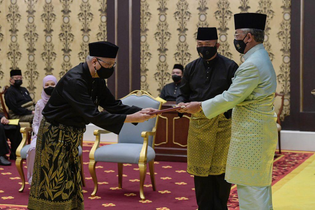 Yang di-Pertuan Agong Sultan Abdullah Sultan Ahmad Shah presents the instrument of appointment to Ismail Sabri Yaakob at his swearing-in ceremony as the ninth prime minister of Malaysia at Istana Negara, Aug 21. Photo: Bernama