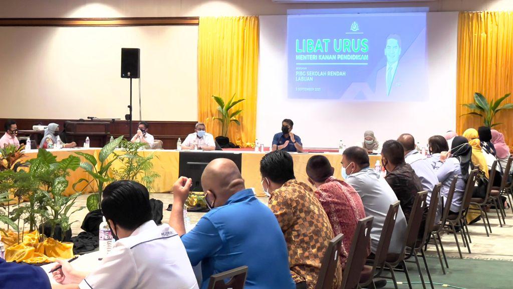 Menteri Kanan Pendidikan Radzi Jidin ke Labuan untuk mengadakan sesi libat urus dengan wakil PIBG dan guru di bawah Jabatan Pendidikan Wilayah Persekutuan.