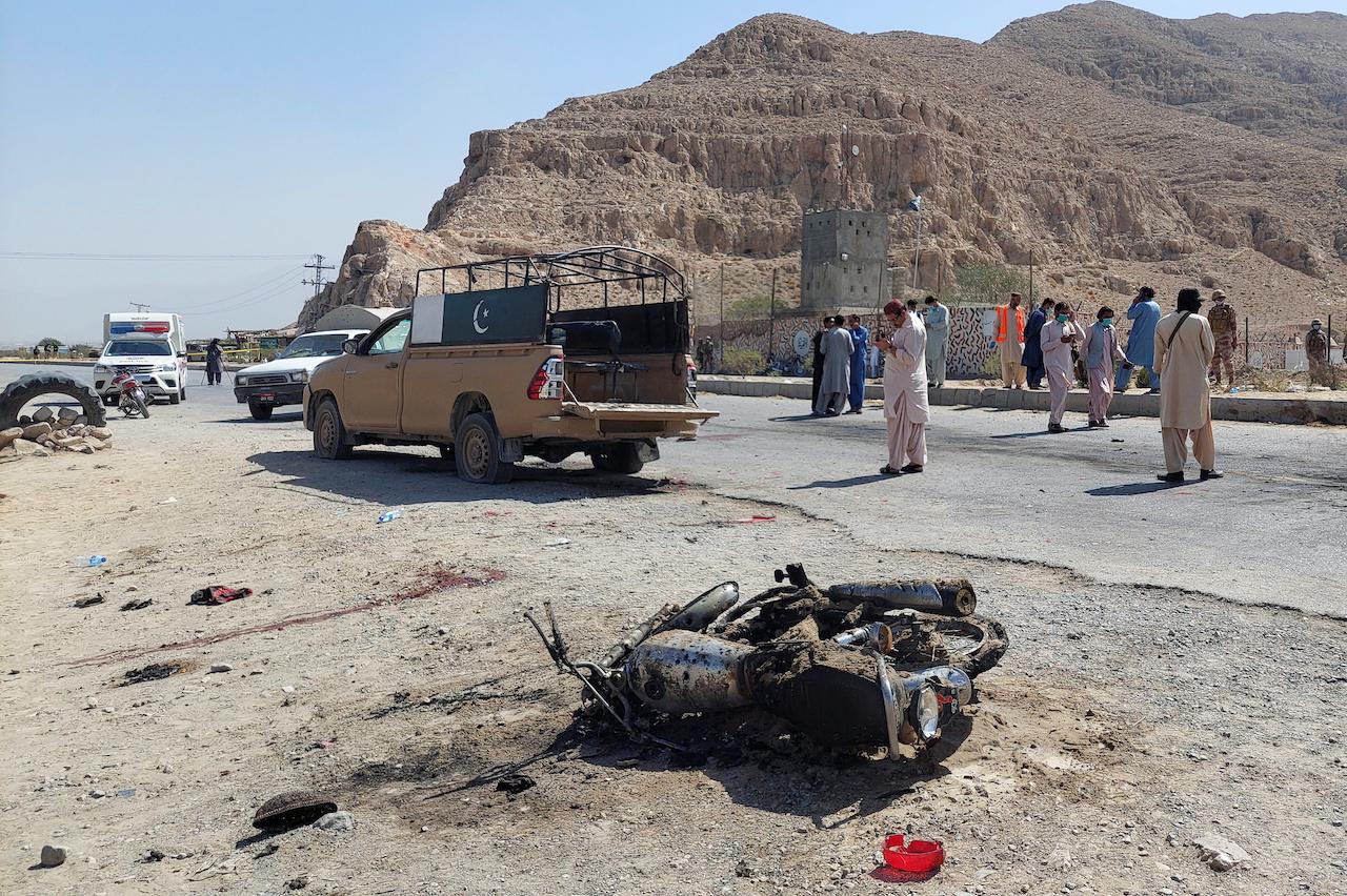 People gather after a suicide blast on paramilitary force checkpoint in Quetta, Pakistan, Sept 5. Photo: Reuters