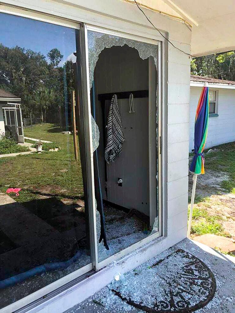 Keadaan tempat kejadian di sebuah rumah akibat kejadian berbalas tembakan antara polis Polk County dan suspek tembakan rambang di Florida. Gambar: AP