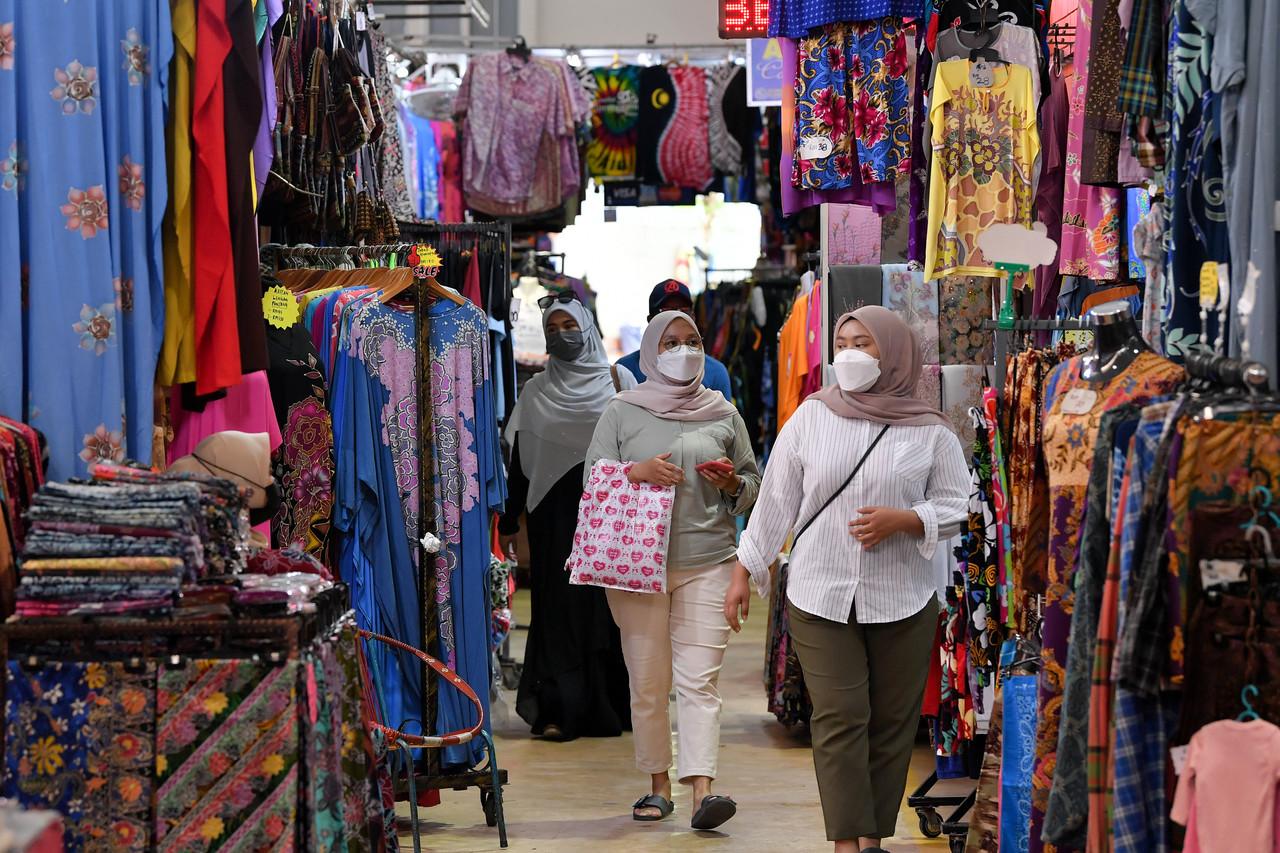 Fully vaccinated shoppers stroll through Kedai Payang market in Kuala Terengganu, Sept 5. Photo: Bernama