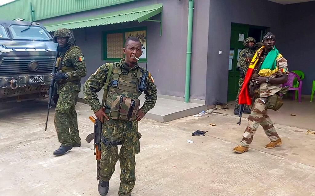 Tentera berkawal di pejabat presiden di Conakry, Guinea pada Ahad lalu. Tentera sedang memperkukuhkan kawalannya selepas menggulingkan Presiden Alpha Conde negara itu. Gambar: AP
