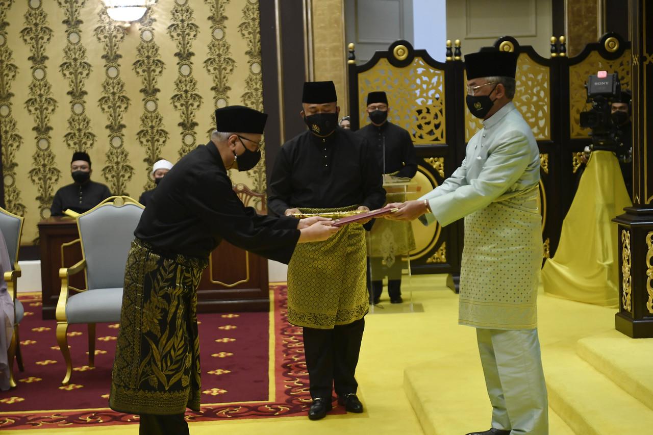 Ismail Sabri Yaakob takes his oath of office before Yang di-Pertuan Agong Sultan Abdullah Sultan Ahmad Shah at Istana Negara on Aug 21. Photo: Bernama