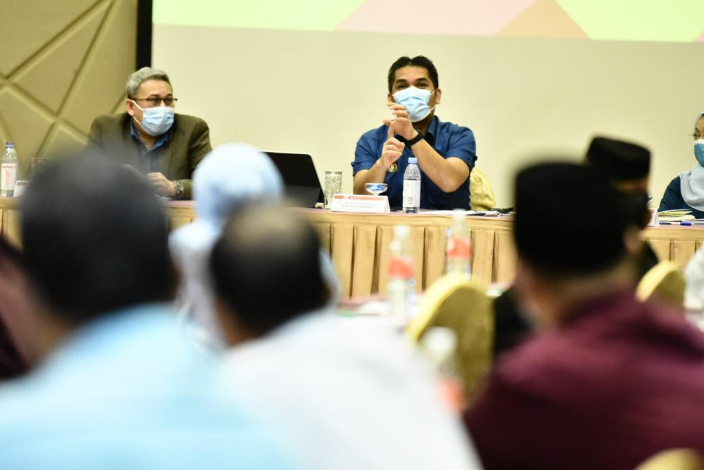 Education Minister Radzi Jidin speaks at an engagement session with representatives from parent-teacher associations, teachers and school heads in Negeri Sembilan. Photo: MOE