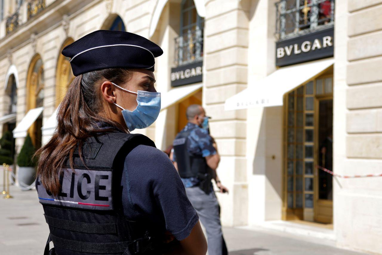 French police stand in front of the Bulgari jewellery store following a robbery at Place Vendome in Paris, France, Sept 7. Photo: Reuters