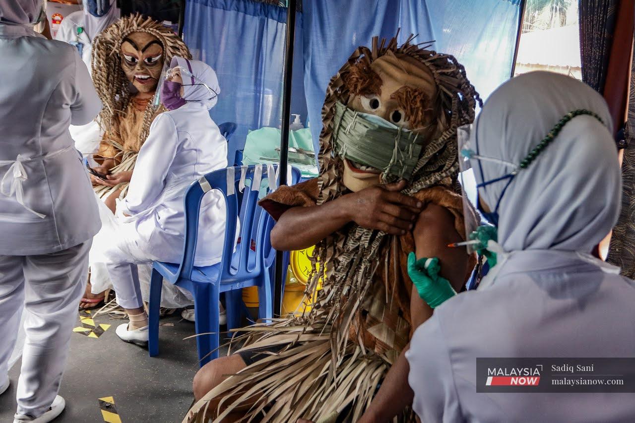 Orang Asli Mah Meri menerima vaksinasi kedua Pfizer di Sekolah Kebangsaan Sungai Bumbun.