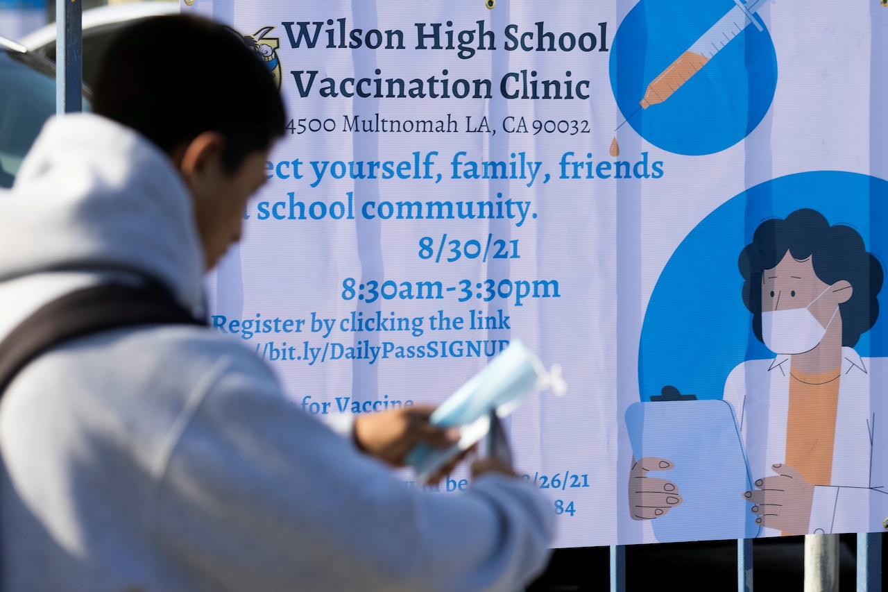 A student waits outside a mobile vaccination unit in Los Angeles, California, Aug 30. Photo: Reuters