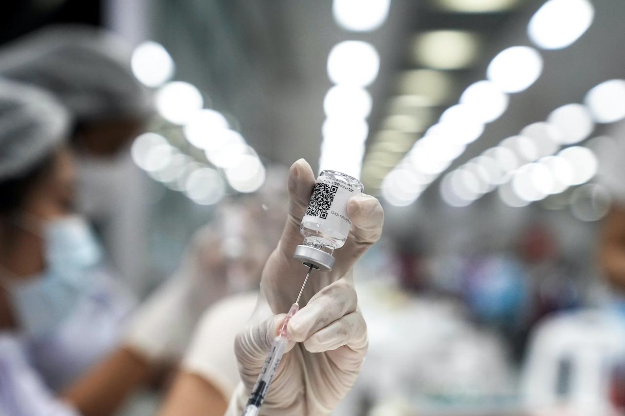 A health worker prepares a dose of AstraZeneca vaccine at the Central Vaccination Center, inside the Bang Sue Grand Station, Thailand, June 21. Photo: Reuters