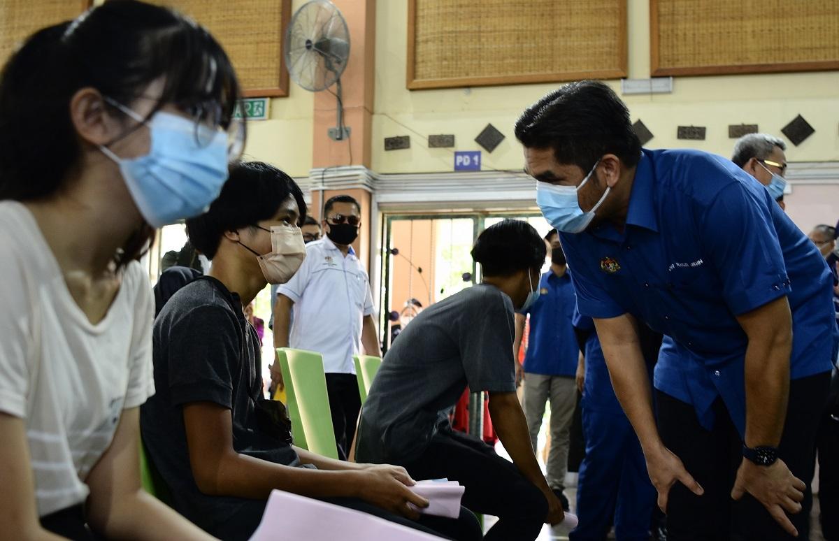 Menteri Pendidikan Radzi Jidin semasa lawatan ke PPV Murid 16 dan 17 tahun di SMK Matang Jaya, Kuching hari ini. Gambar: KPM