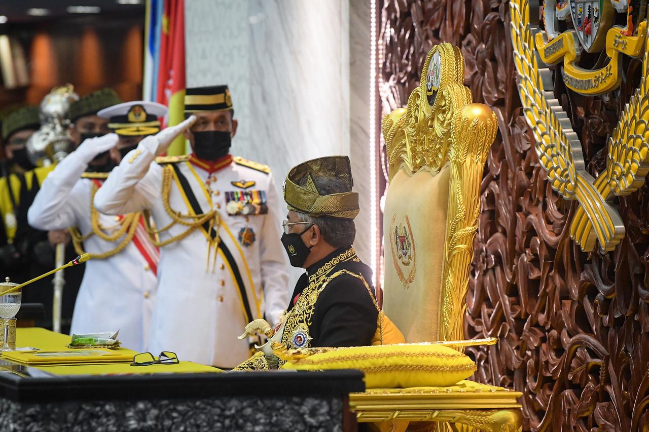 Yang di-Pertuan Agong Sultan Abdullah Sultan Ahmad Shah berkenan mencemar duli bagi menyempurnakan pembukaan sidang Dewan Rakyat ke-14 di Parlimen hari ini. Gambar: Bernama