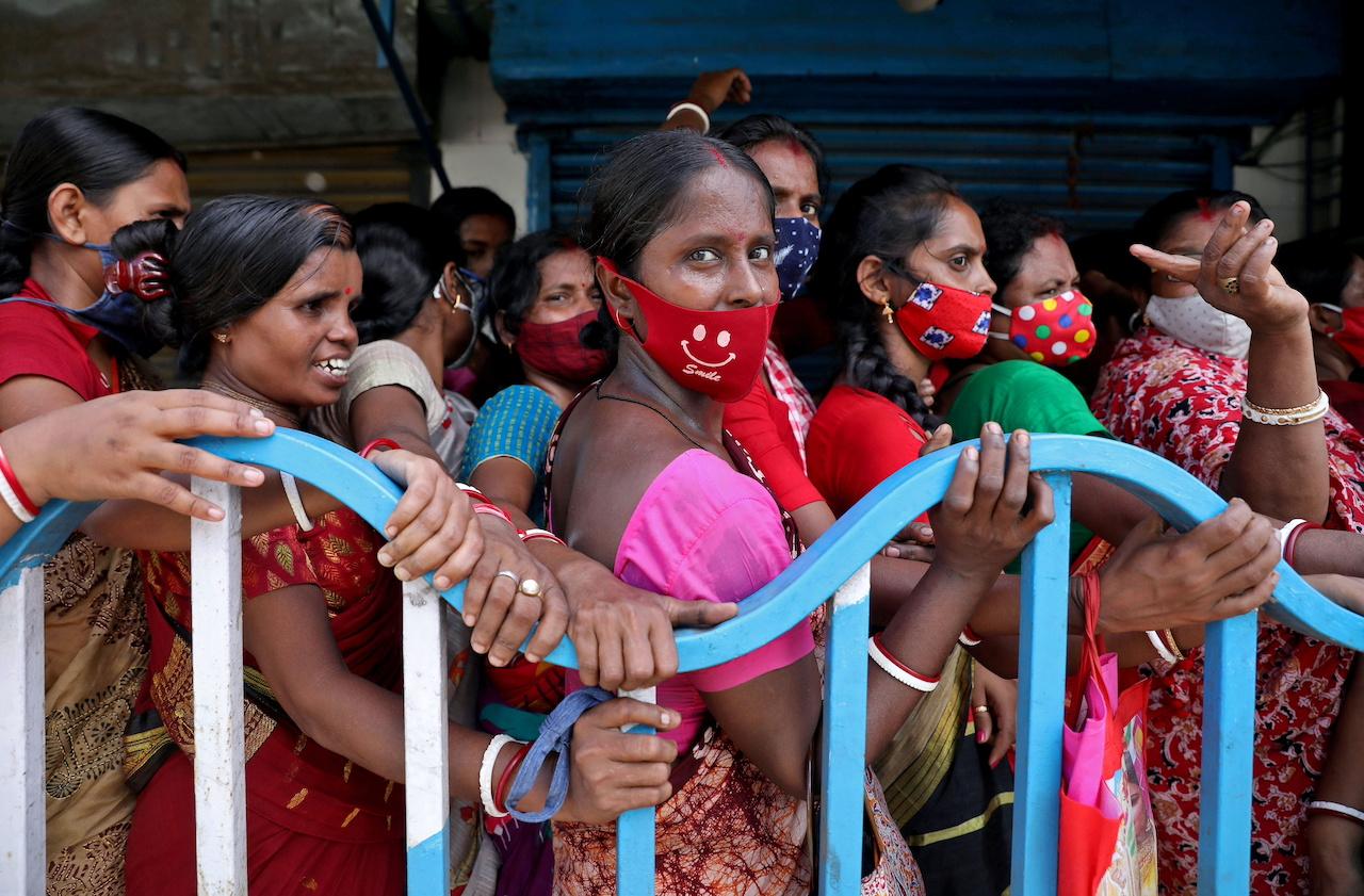 Women wait to receive a dose of Covid-19 vaccine outside a vaccination centre in Kolkata, India, Aug 31. Photo: Reuters