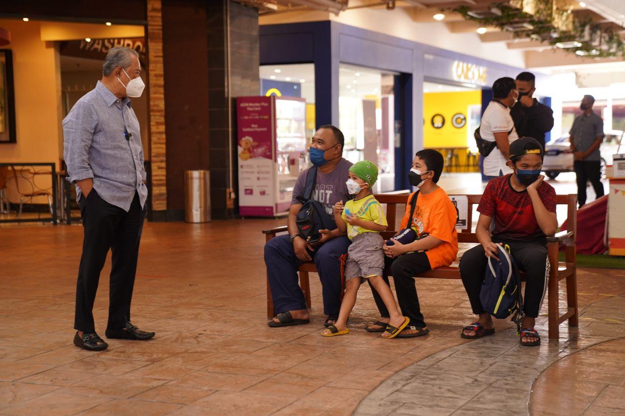 Pengerusi Majlis Pemulihan Negara Muhyiddin Yassin beramah mesra dengan pengunjung di Aeon AU2, Setiawangsa, Kuala Lumpur. Gambar: Bernama