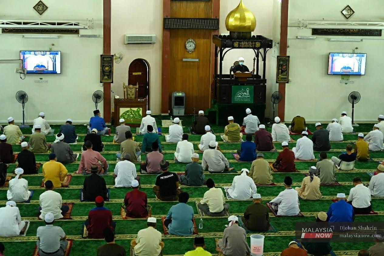 Mufti Negeri Sembilam Mod Yusof Ahmad berkata penyediaan ruangan solat khas untuk individu tertentu, bukanlah satu kesalahan dari segi hukum agama, namun ia tidak harus dijadikan sebagai satu peraturan dalam masjid.