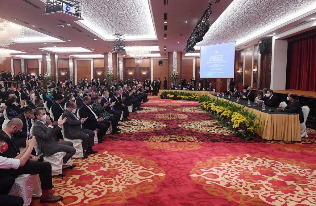 Wakil dari blok kerajaan dan pembangkang menandatangani MoU persefahaman Isnin lalu dalam usaha transformasi institusi dan politik dalam negara. Gambar:Bernama