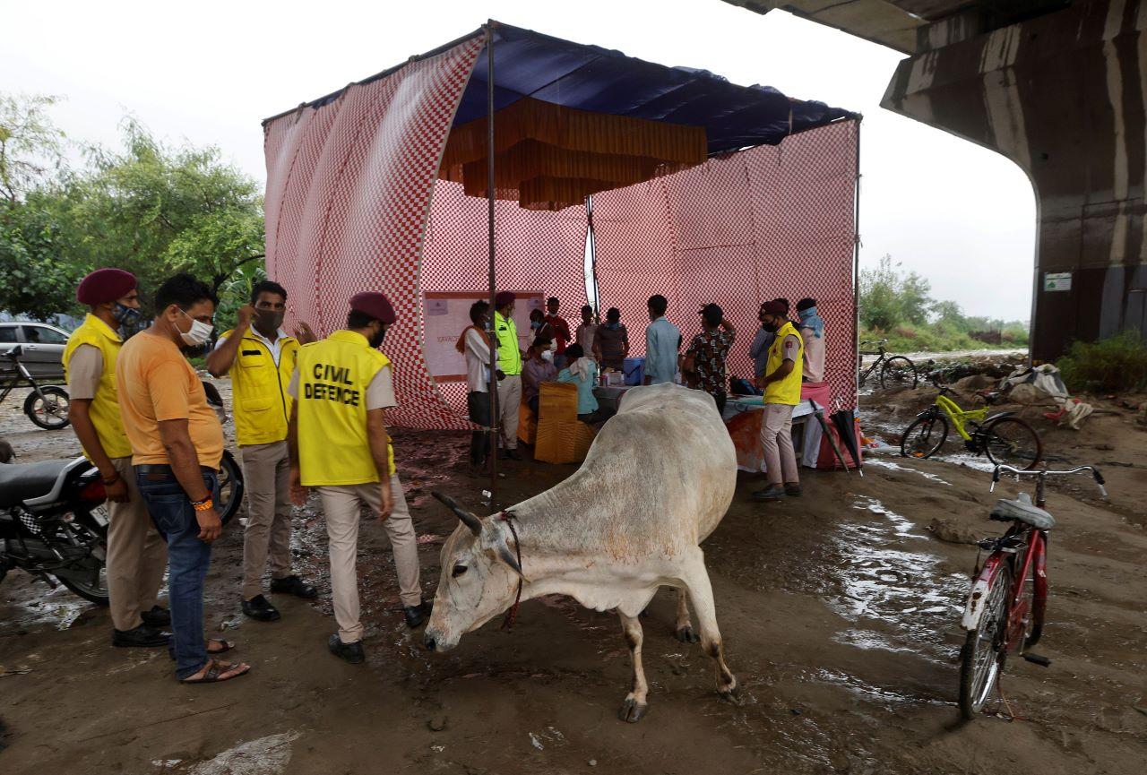 People wait to receive a dose of vaccine, during a vaccination drive organised by an NGO at an under-construction flyover in New Delhi, India, Aug 31. Photo: Reuters