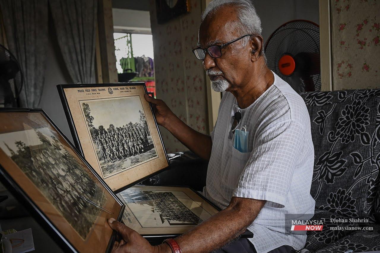 Pesara polis, Krishnan Nair Raman Nairmelihat semula gambar-gambar kenangan semasa dalam perkhidmatannya dengan pasukan Polis Persekutuan Tanah Melayu di Flat Sri Melaka, Cheras.