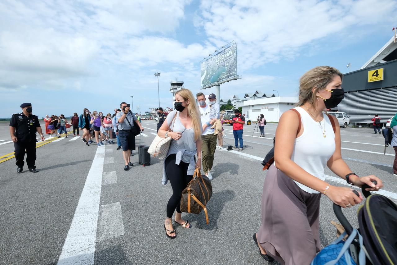 Pelancong mula tiba di Lapangan Antarabangsa Langkawi sempena pembukaan Gelembung Pelancongan Langkawi pada 16 September, 2021. Gambar: Bernama