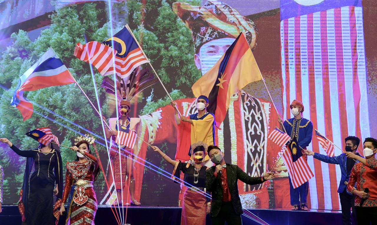 Persembahan bertemakan Keluarga Malaysia oleh artis budaya pada sambutan Hari Malaysia 2021 di Pusat Konvensyen Antarabangsa Sabah (SICC) pada 16 September, 2021. Gambar: Bernama
