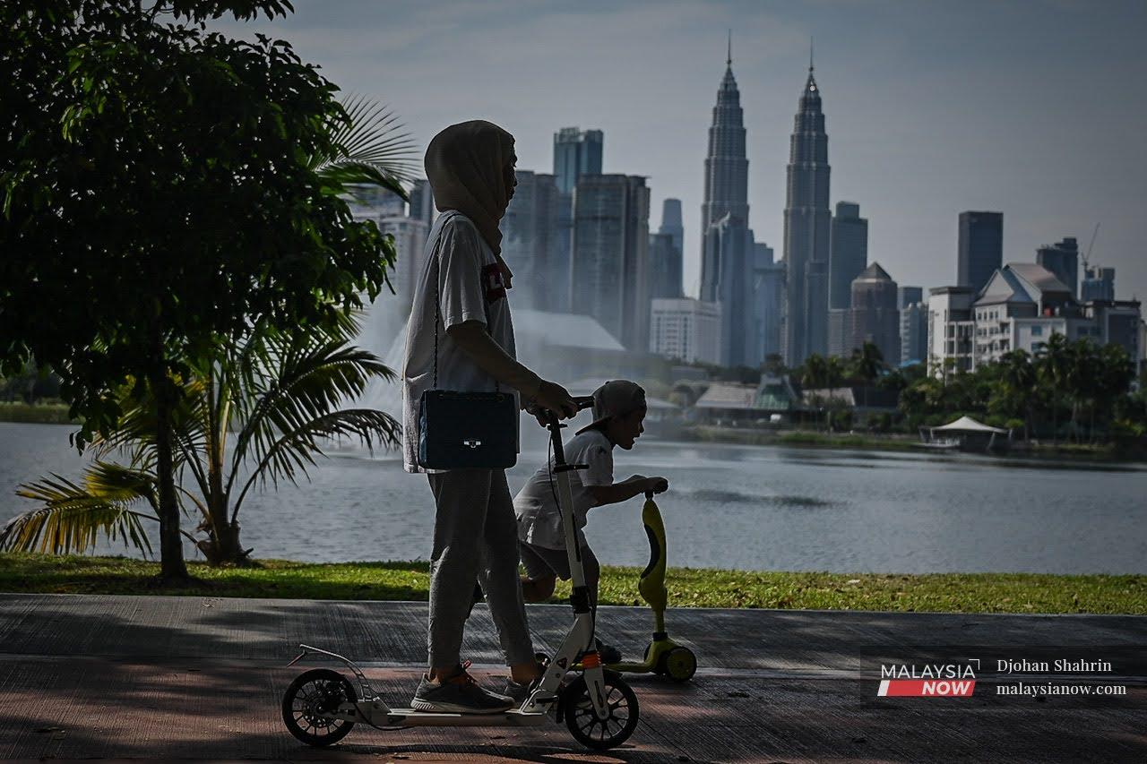 Orang ramai mengambil kesempatan meluangkan masa beriadah bersama keluarga pada cuti hujung minggu selepas Kuala Lumpur beralih ke Fasa Dua Pelan Pemulihan Negara.