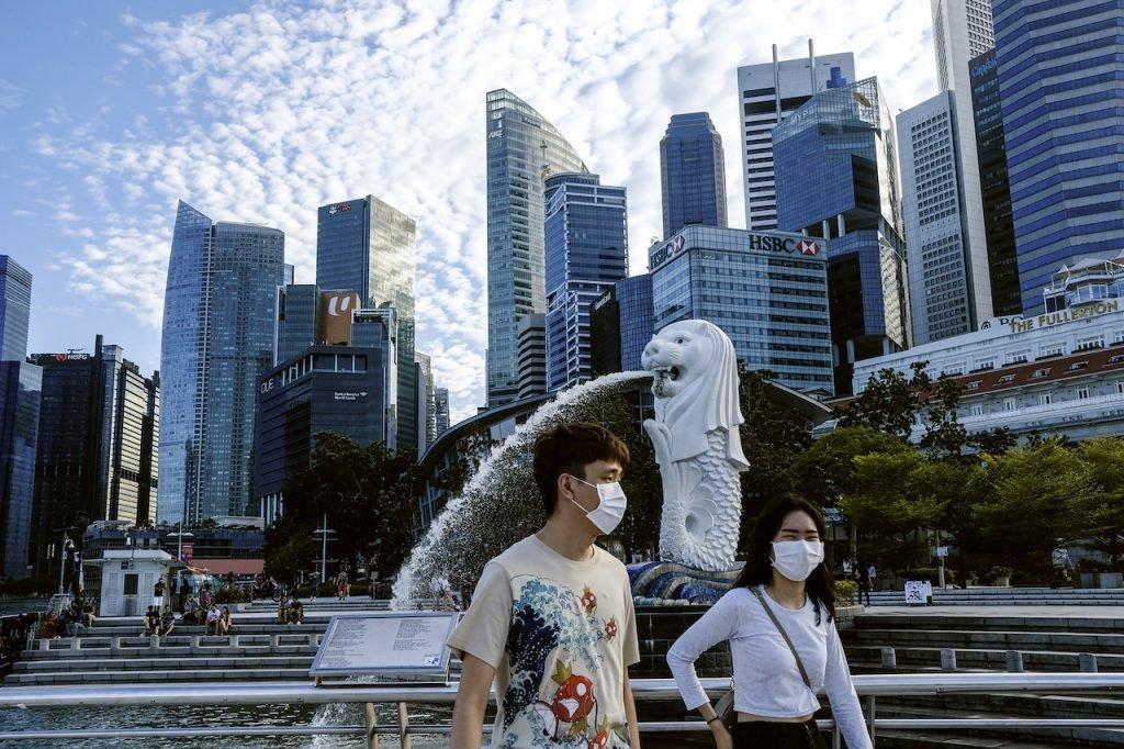 Kerajaan Singapura menghentikan dahulu proses pembukaan semula sektor ekonomi dan sosial negara itu berikutan kenaikan kes Covid-19. Gambar:AP