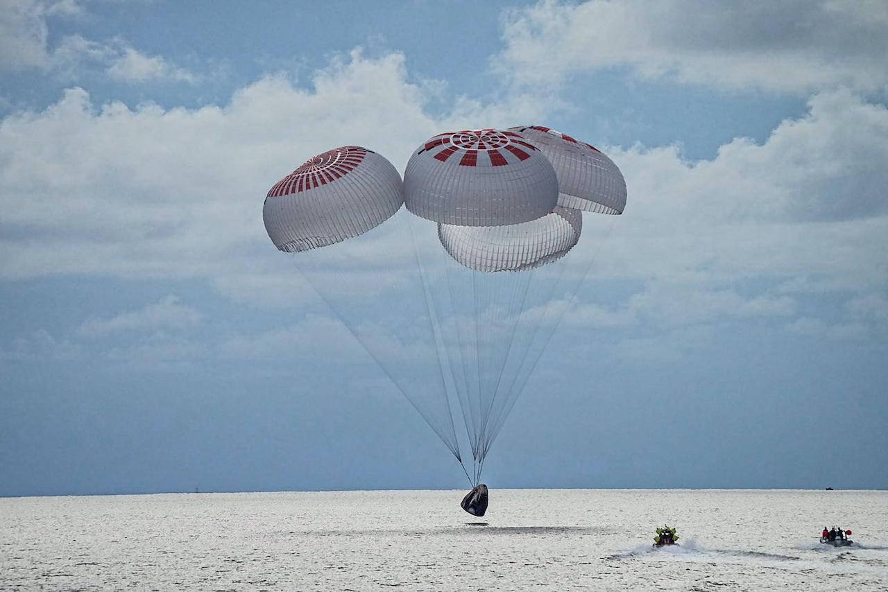 The quartet of newly minted citizen astronauts comprising the SpaceX Inspiration4 mission safely splashes down in SpaceX's Crew Dragon capsule off the coast of Kennedy Space Center, Florida, Sept 18. Photo: Reuters