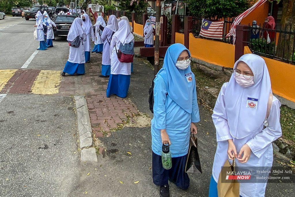 Semalam, 24,667 golongan remaja Sabah telah mengambil vaksinasi bagi memberikan ketahanan imun dari Covid-19 ketika negara bakal membuka sesi pembelajaran secara bersemuka Oktober depan.