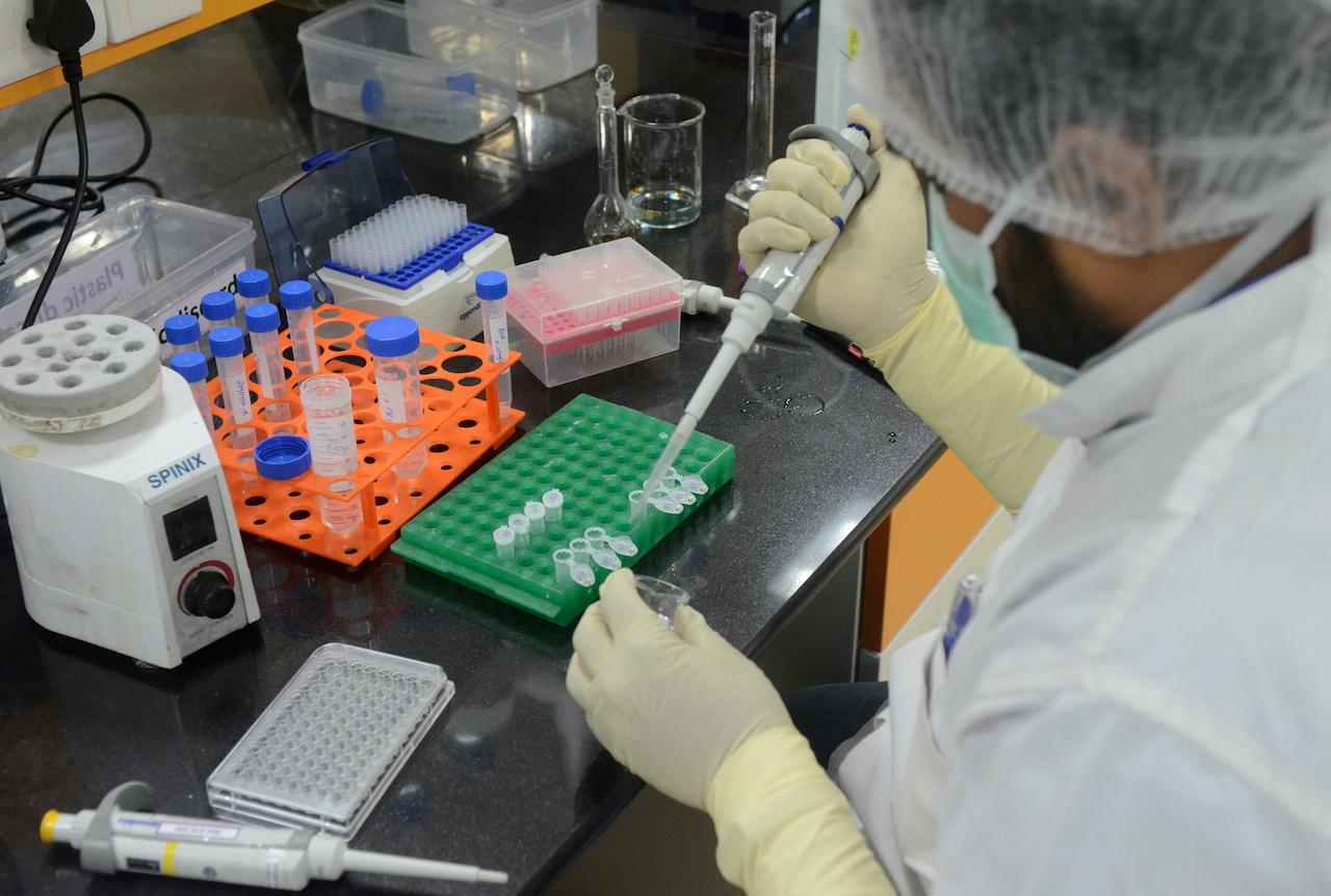 A research scientist works at a laboratory of India's Serum Institute, the world's largest maker of vaccines, in Pune, India, May 18, 2020. Photo: Reuters