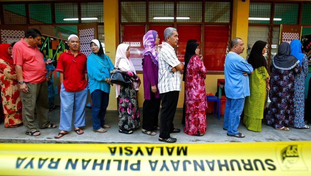 Pengudi di Pahang berbaris untuk membuang undi pada Pilihan Raya Umum 2013. Gambar: AP