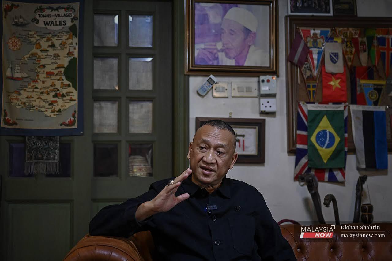 Ahli Parlimen Padang Rengas Nazri Aziz berkongsi pandangannya mengenai politik negara sewaktu sesi temu bual bersama MalaysiaNow di Kuala Lumpur.