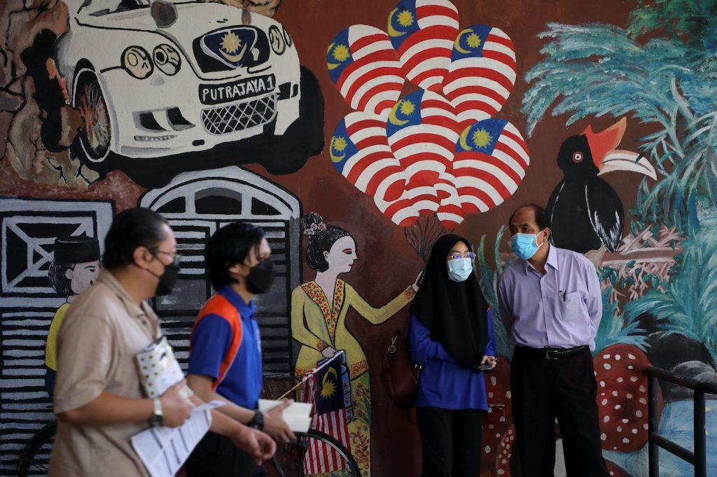 Pelajar sekolah menunggu giliran vaksinasi di Putrajaya dalam program imunisasi remaja yang dilancarkan pada Isnin lalu. Gambar: Reuters