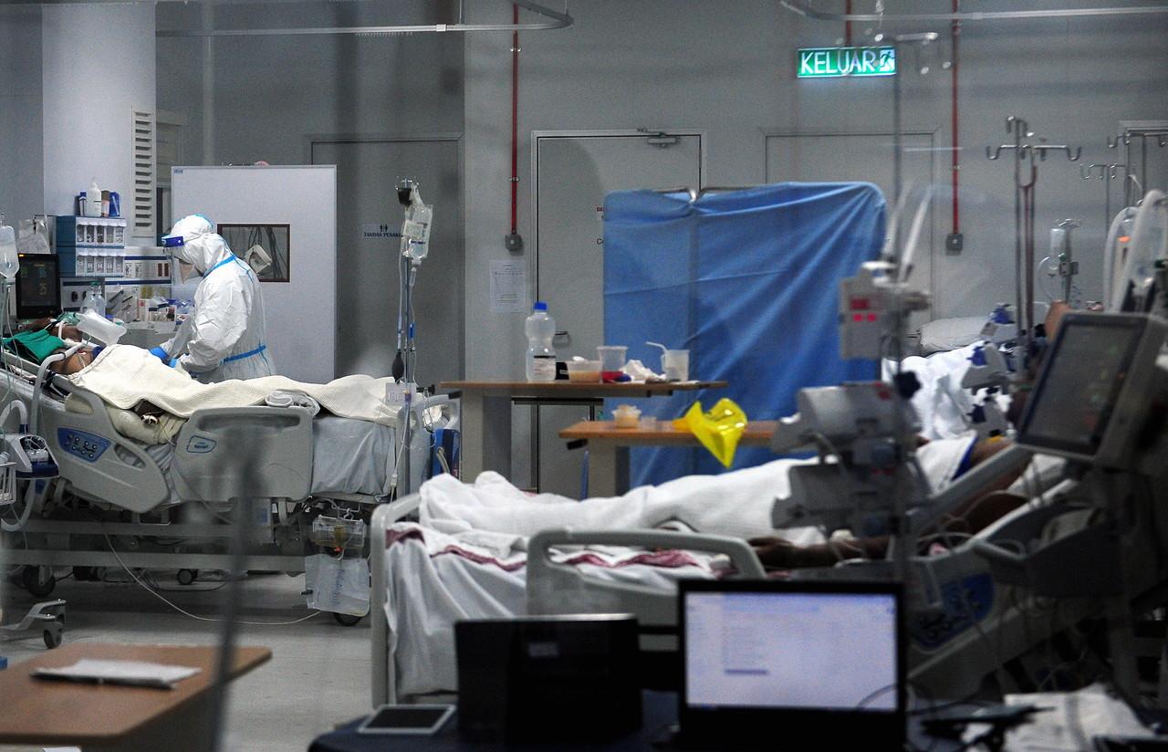 A health worker in full personal protective equipment tends to a Covid-19 patient at the hybrid ICU at Hospital Tengku Ampuan Rahimah in Klang, in this July 11 file photo. Photo: Bernama