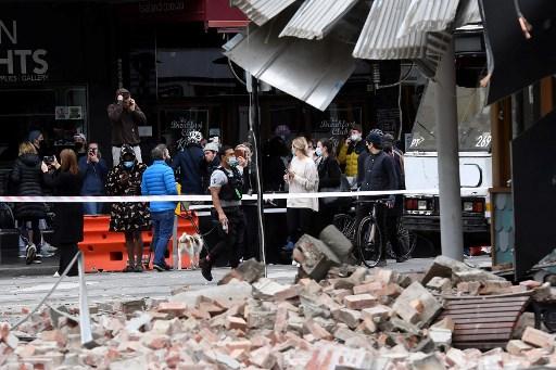 Residents and media gather near a damaged building in the popular shopping Chappel Street in Melbourne on Sept 22, after a 5.8-magnitude earthquake. Photo: AFP
